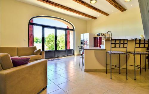 un salon avec un canapé et une table dans l'établissement Cozy Home In Mornas With Kitchen, à Mornas