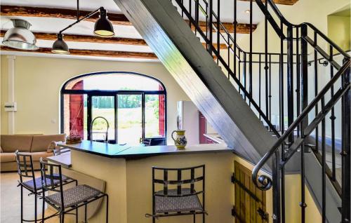 une cuisine avec un escalier et un salon dans l'établissement Cozy Home In Mornas With Kitchen, à Mornas