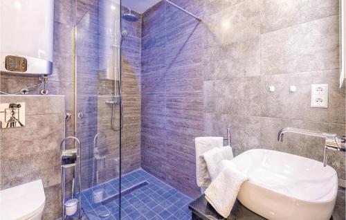 uma casa de banho com um chuveiro, um lavatório e um WC. em 2 Bedroom Amazing Apartment In Calahonda em Sitio de Calahonda