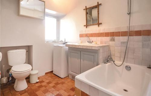 uma casa de banho com um WC, uma banheira e um lavatório. em Cozy Apartment In Bonnieux With Kitchen em Bonnieux