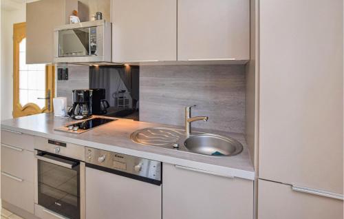 Η κουζίνα ή μικρή κουζίνα στο Stunning Home In Héricourt-En-Caux