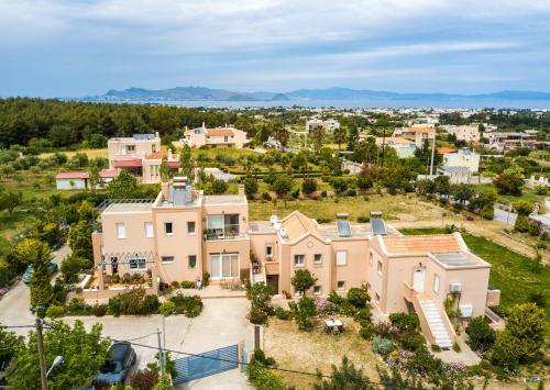 una vista aerea di una grande casa di Casa Verde Houses a Città di Kos