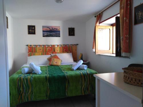 una camera con un letto e una coperta verde di Casa Porta Nuova a Palermo