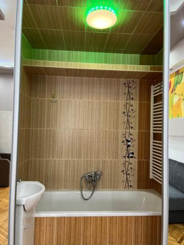 W łazience znajduje się wanna i umywalka. w obiekcie Széchenyi Apartman (IV Deluxe) Miskolc belvárosában w Miszkolcu