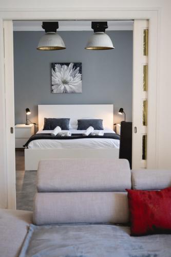 une chambre avec un grand lit aux murs bleus dans l'établissement Les Capucins - 3 bedroom apartment near the city, à Annecy