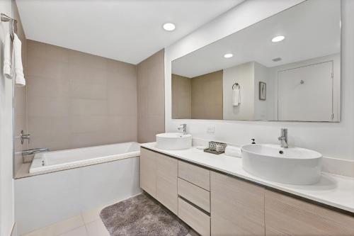 Koupelna v ubytování Three-Bedroom Beachwalk Resort Apartment