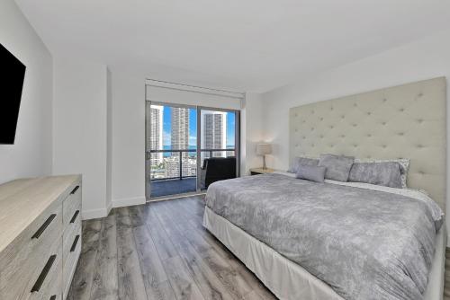 Postel nebo postele na pokoji v ubytování Three-Bedroom Beachwalk Resort Apartment