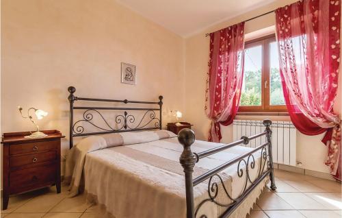 TenaglieにあるRosa Dei Ventiのベッドルーム1室(ベッド1台付)、赤いカーテン付きの窓が備わります。