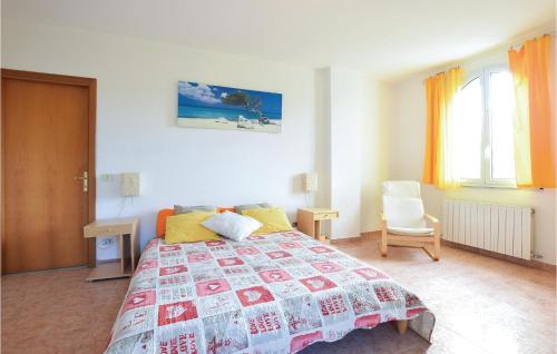 Un dormitorio con una cama grande y una ventana en Villa Rita, en Castiglione Chiavarese