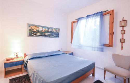 sypialnia z łóżkiem, krzesłem i oknem w obiekcie Il Panorama w mieście Olbia