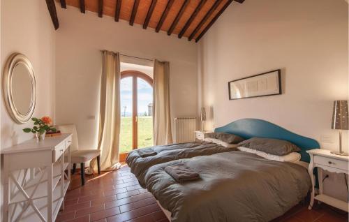 1 dormitorio con cama, escritorio y ventana en Casa Blu, en Mazzolla