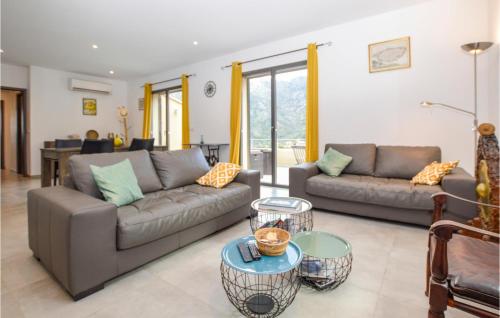 un salon avec deux canapés et une table dans l'établissement 4 Bedroom Gorgeous Home In Feliceto, à Feliceto