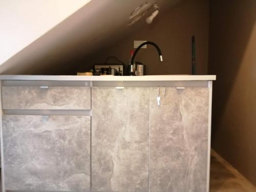 Aegean Deep Blue Andros Ano Aprovato في Apróvaton: مطبخ مع كونتر مع حوض