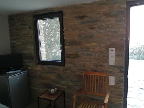 Aegean Deep Blue Andros Ano Aprovato في Apróvaton: غرفة بها نافذة وكرسي وتلفزيون