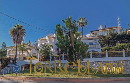 znak dla hotelu przed płotem w obiekcie Pet Friendly Apartment w mieście Fuengirola