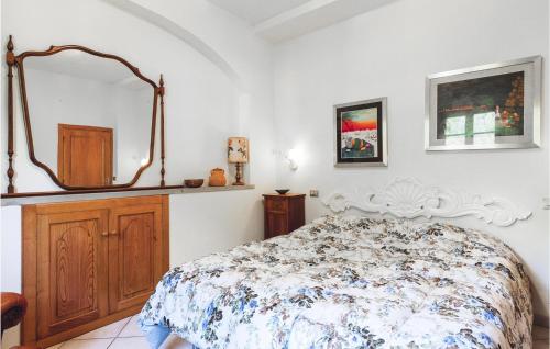 una camera con letto, cassettiera e specchio di Stunning Home In Partina Ar With 5 Bedrooms And Wifi a Soci