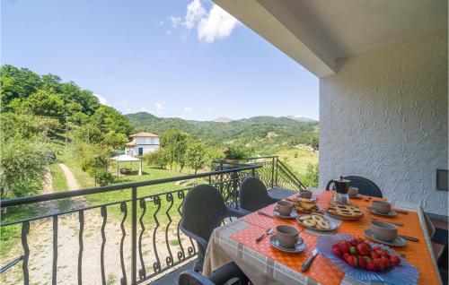 a table and chairs on a balcony with a view at Nice Home In San Pietro Vara -Sp- in San Pietro Vara