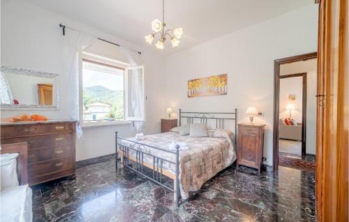 San Pietro VaraにあるNice Home In San Pietro Vara -sp- With 3 Bedrooms And Wifiのベッドルーム1室(ベッド1台、窓、鏡付)