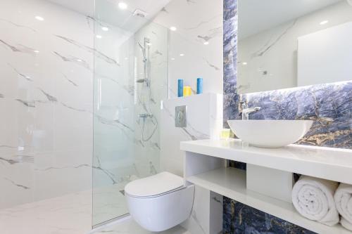 Un baño de Orden Apart Hotel
