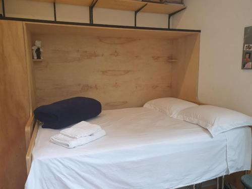 a bed in a small room with two towels on it at Hospedagem Casa Paulista Tranquilidade perto da Av Paulista in São Paulo