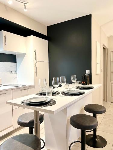 une cuisine avec une table avec des verres à vin dessus dans l'établissement La Bulle de Champagne, à Champagne-au-Mont-dʼOr