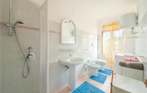 マゴマーダスにあるPet Friendly Apartment In Porto Alabe With Wifiの白いバスルーム(洗面台、トイレ付)
