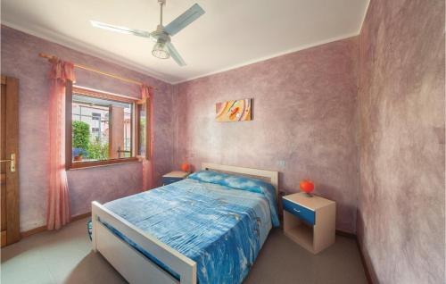 マゴマーダスにあるPet Friendly Apartment In Porto Alabe With Wifiのベッドルーム(ベッド1台、窓付)