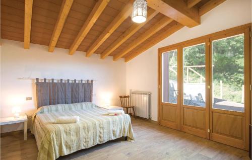 sypialnia z łóżkiem i dużym oknem w obiekcie La Casa Di Alice w mieście Marliana