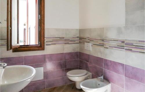 uma casa de banho com um lavatório, um WC e um espelho. em Mari E Monti em Badesi