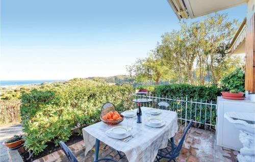 a table with a bowl of fruit on a balcony at Casa Sauté in Petrizzi
