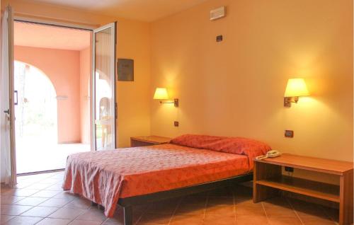 1 dormitorio con cama y ventana grande en Lovely Apartment In Puntone gr With Kitchenette, en Casa Botrona