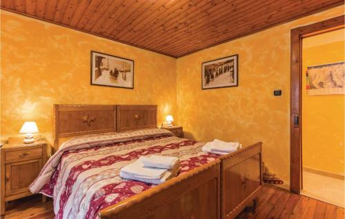 ein Schlafzimmer mit einem Bett mit zwei Handtüchern darauf in der Unterkunft La Pila in Brusson
