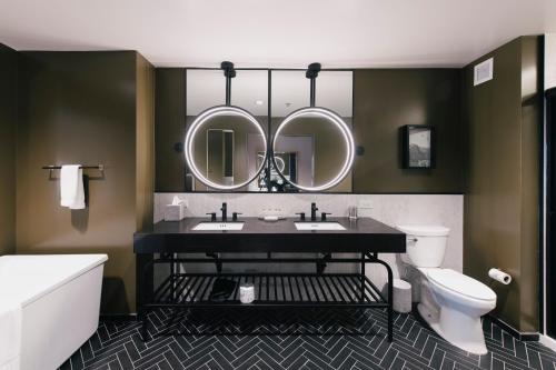 Ett badrum på Hotel Indigo - Columbus at Riverfront Place, an IHG Hotel