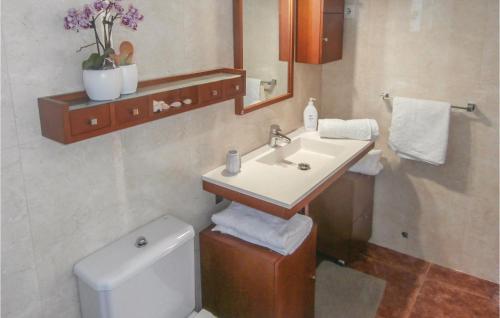 Et badeværelse på Gorgeous Apartment In Cartagena With Kitchen
