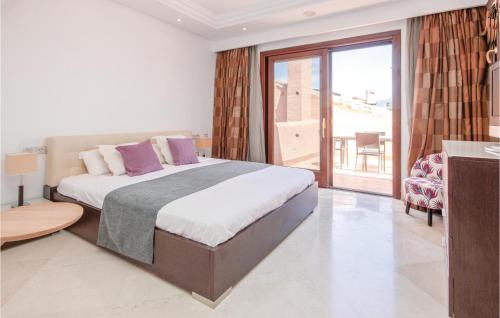 ein Schlafzimmer mit einem großen Bett und einem Balkon in der Unterkunft Awesome Apartment In Estepona With Kitchen in Estepona