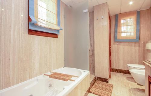 ein Badezimmer mit einer Badewanne, einem WC und einem Waschbecken in der Unterkunft Awesome Apartment In Estepona With Kitchen in Estepona