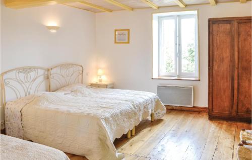 um quarto com 2 camas e uma janela em Nice Home In Landreville With Kitchen em Landreville