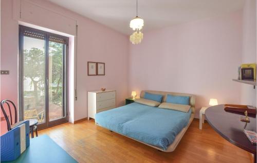 una camera con letto, tavolo e finestra di Nice Apartment In Ferrandina With Kitchen a Ferrandina