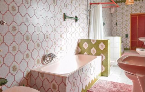 Ванная комната в Nice Apartment In Ferrandina With Kitchen