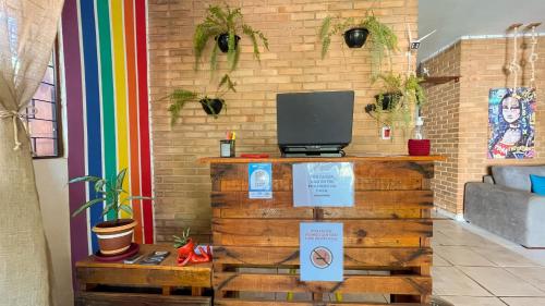 TV a/nebo společenská místnost v ubytování Pousada São Jorge 1 MIN A PÉ DA PRAIA Casa de família, simples e aconchegante, Na Av principal da praia café disponível até 12hs cozinha completa e churrasqueira disponível para uso ar cond das 20hs as 8 30