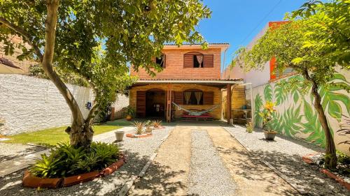 Zahrada ubytování Pousada São Jorge 1 MIN A PÉ DA PRAIA Casa de família, simples e aconchegante, Na Av principal da praia café disponível até 12hs cozinha completa e churrasqueira disponível para uso ar cond das 20hs as 8 30