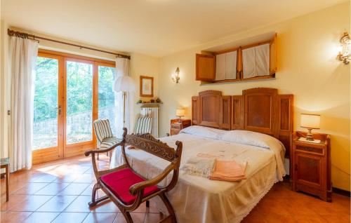 een slaapkamer met een bed, een stoel en een raam bij Gioiello in Monte Santa Maria Tiberina