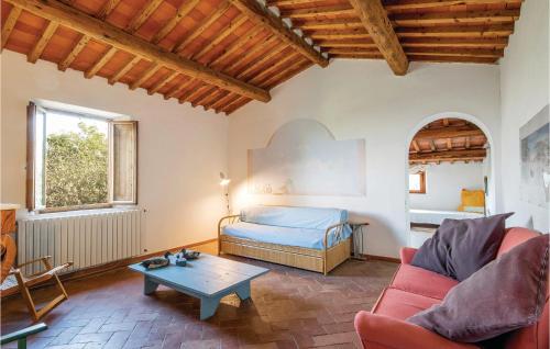 een woonkamer met een bed en een tafel bij Solaria 2 in Massa