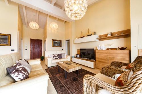 a living room with a couch and a tv at Villa BINI SOLE in Binibeca