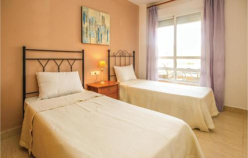 ミハス・コスタにあるStunning Apartment In Mijas Golf With House A Mountain Viewの窓付きの部屋 ベッド2台