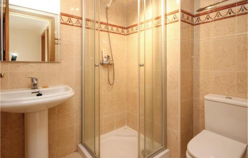 La salle de bains est pourvue d'une douche, d'un lavabo et de toilettes. dans l'établissement Amazing Apartment In Mijas Golf With House A Mountain View, à Mijas
