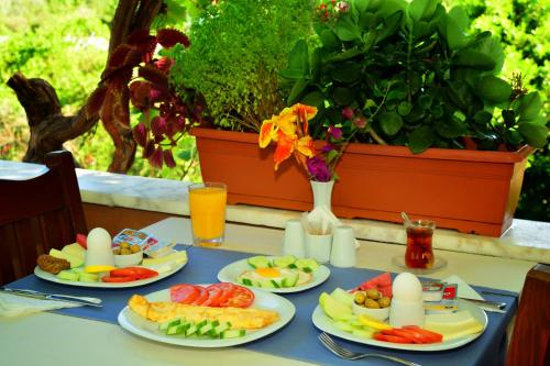 uma mesa azul com pratos de comida em Golden Pension em Patara