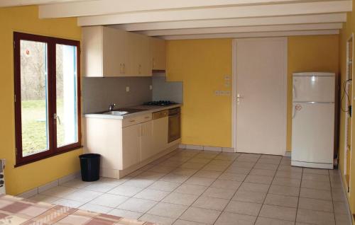 - une cuisine avec des murs jaunes et un réfrigérateur blanc dans l'établissement Holiday Home Kerbors I, à Kerbors
