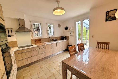 une cuisine avec une table en bois et une salle à manger dans l'établissement Apartment Comfort Terrace Garden Wifi, à Saint-Cyr-sur-Mer