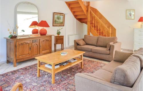 un salon avec un canapé et une table dans l'établissement 3 Bedroom Stunning Home In Roisel, à Roisel